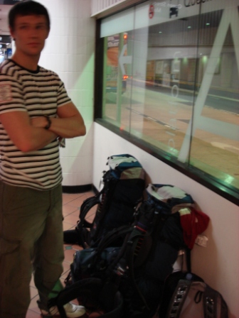 Eddy wartet auf den ersten Bus Richtung Uni